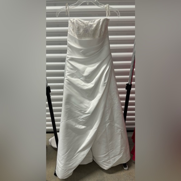 Beaded white wedding or pageant gown - Picture 5 of 8